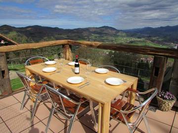 Casa rural para 5 personas, con terraza además de sauna y vistas en Tolosaldea