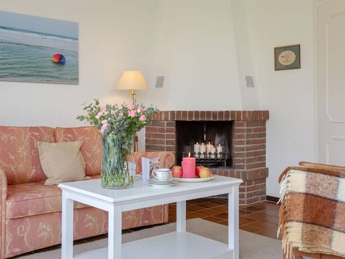 Ganze Ferienwohnung, Ferienwohnung Charlie - Idyllische Erdgeschosswohnung mit Garten in zentraler Lage von Wenningstedt in Wenningstedt, Sylt