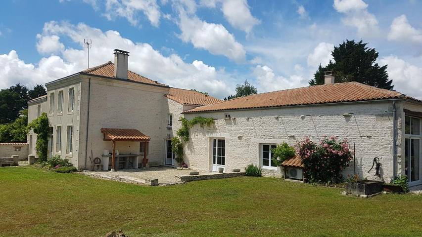 Gîte pour 2 personnes, avec Terrasse et Jardin ainsi que Piscine et Vue à Marsais