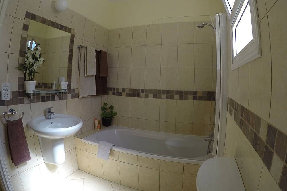 Apartamento entero, Kato Paphos Suites - 1-Bed Apartment, Great location, Pool view, Wi-Fi & a/c.  in Pafos, Chipre Sur