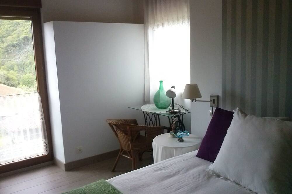 Schöne Aussicht auf die grüne Natur von innen Asturiana in Valdés, Costa Verde (Spanien)