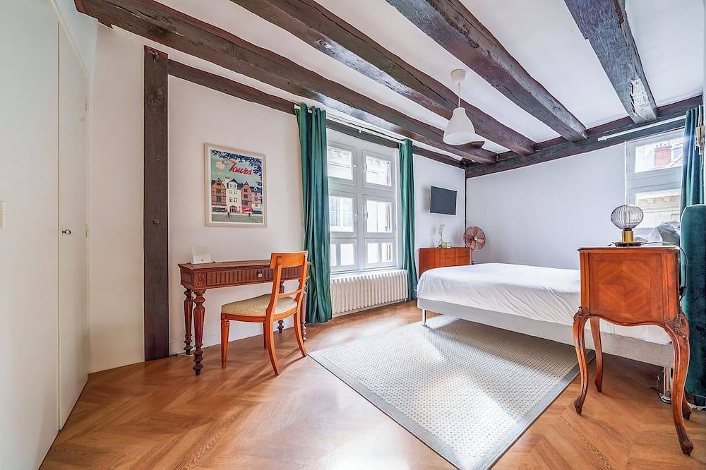 Appartement entier, Appartement 4p/2ch  place Plumereau avec parking gratuit proche universités in Tours, Région de Tours