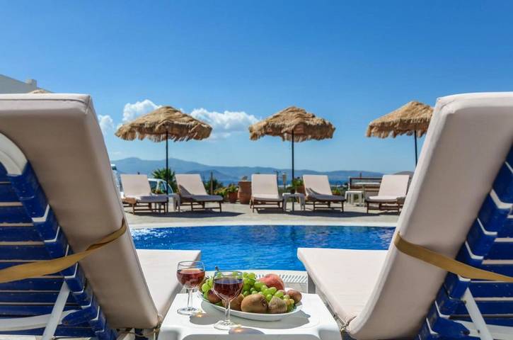 Gîte pour 2 personnes, avec piscine ainsi que vue et jardin dans Agia Anna - 2