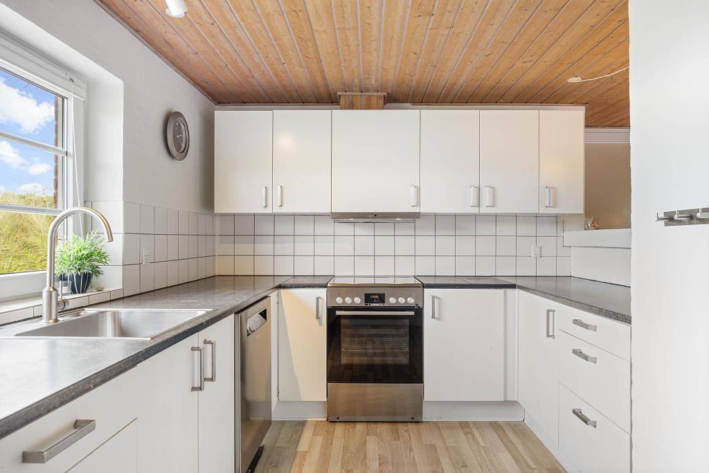Traumhafte Lage, strandnahes Ferienhaus mit Pool in Årgab in Årgab, Holmsland Klit