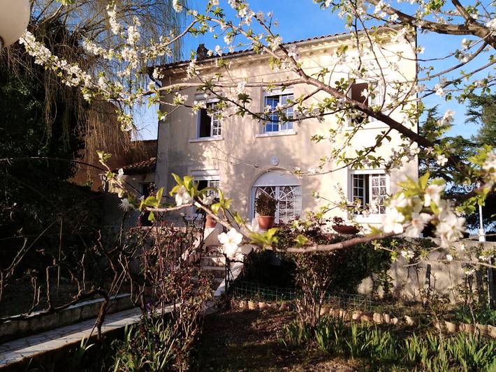 Gîte pour 8 personnes, avec jardin et terrasse à Vignonet