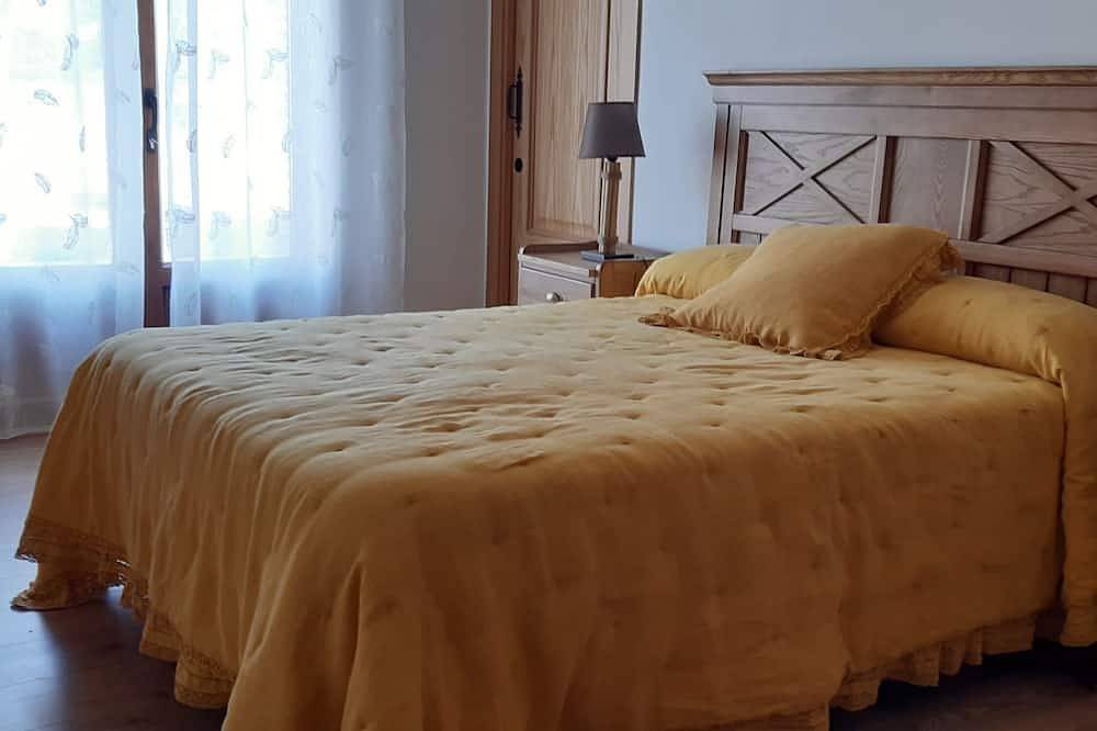 Rural hotel in the middle of nature, beautiful garden, tranquility, natural pool. in Villasrubias, Salamanca Province