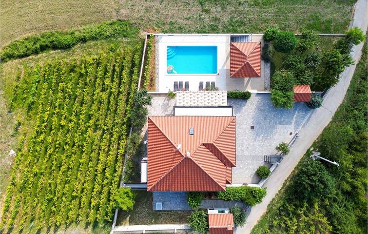 Charmante 200 m² große Ferienwohnung mit Pool, Terrasse, WLAN und Parkplatz in der Nähe von Trilj in Dalmatinisches Zagora