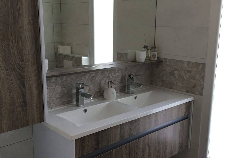 Villa Palangrier with swimming pool, 5 minutes walk from the beaches in the Villeroy sector in Mont Saint-Clair, Sète