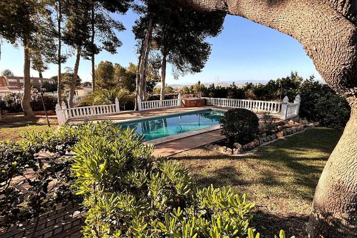 Location de vacances pour 7 personnes, avec vue ainsi que piscine et jardin à Chiva - 2