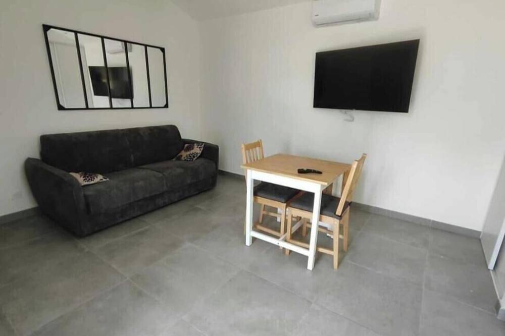 Entire apartment, Studio Saint Maximin with exterior, parking space and near downtown in Saint-Maximin-la-Sainte-Baume, Brignoles region