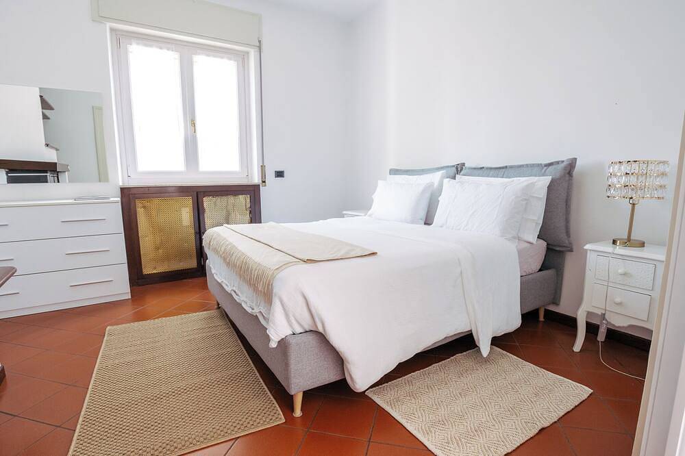Cozy facility in the midst of nature, a 5-minute walk from the center in Desenzano del Garda, Montañas Garda