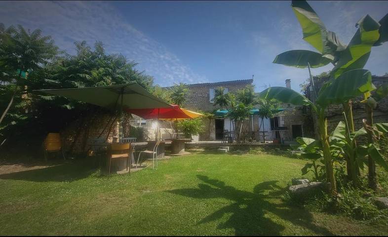 Maison de campagne pour 9 personnes, avec jardin ainsi que piscine et jacuzzi, animaux acceptés à Saint-Amant-de-Bonnieure - 2