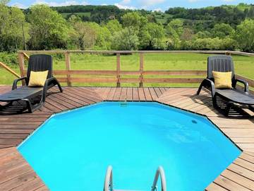 Gîte pour 2 personnes, avec vue et piscine ainsi que jardin et balcon à Plazac