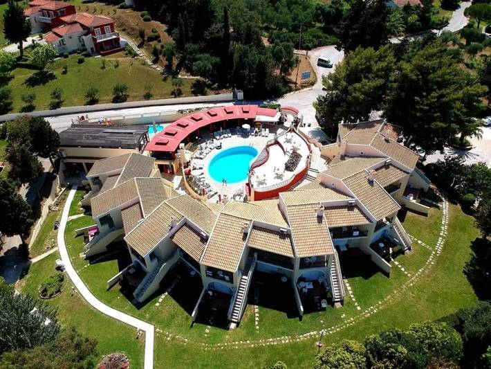 Hôtel pour 5 personnes, avec piscine ainsi que bassin pour enfant et jardin