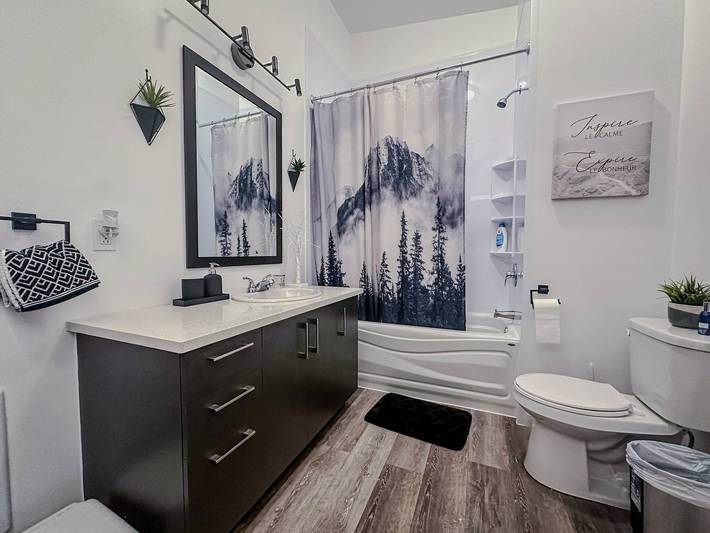 Apartamento entero, Luminosa casa con balcón, a 15 minutos de Premium Outlets in Quebec