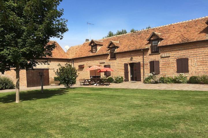 Location de vacances pour 12 personnes, avec Terrasse ainsi que Jardin et Piscine dans Sologne