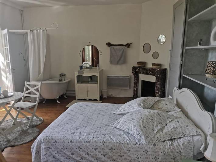 Location de vacances pour 2 personnes, avec Terrasse ainsi que Jardin et Vue dans Ébreuil