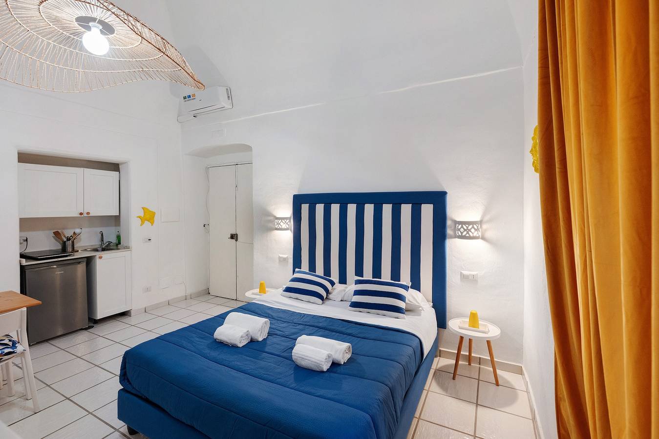 Entire apartment, Apartment 'Yellow Room' with Sea View, Wi-Fi and Air Conditioning in Meta, Sorrento Coast