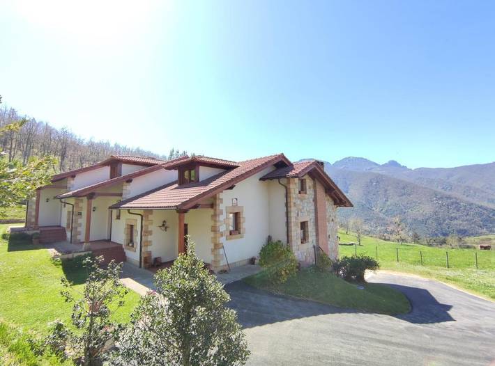 Casa rural para 6 personas, con terraza además de jardín y vistas en Liébana