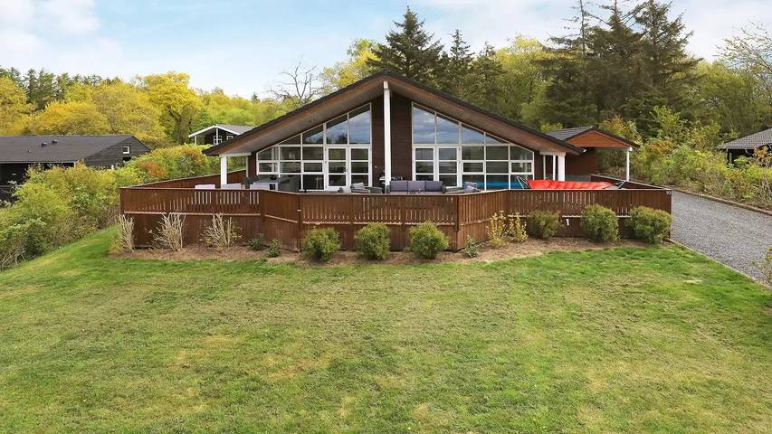 Ferienhaus für 9 Personen, mit Terrasse und Sauna sowie Pool