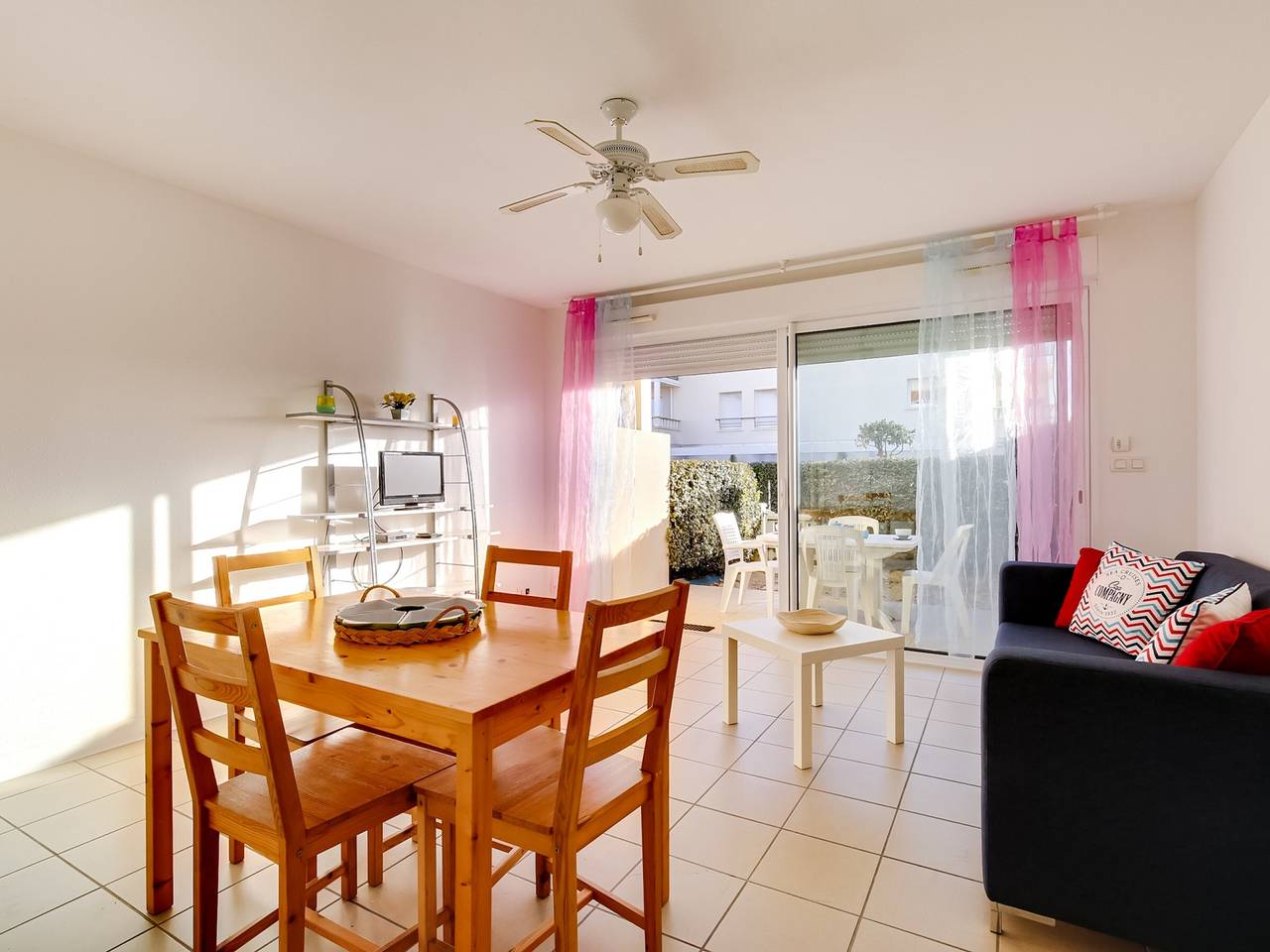 Entire apartment, Biscarrosse: Appartement T3, 2 Chambres, Terrasse, Parking Privé à 50m de la Plage in Biscarrosse Plage, Biscarrosse