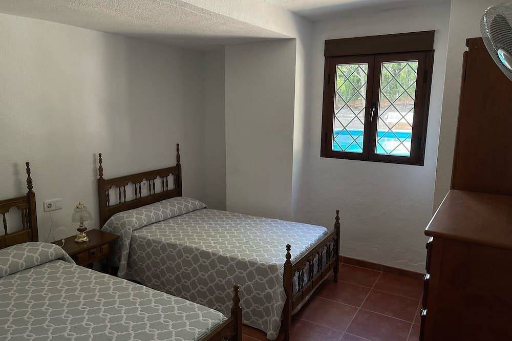 Casa Rural La Moraleja en la Sierra de Cazorla. Pista deportiva, parque infantil in Villanueva del Arzobispo, Provincia de Jaén