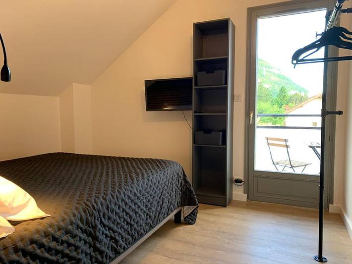 Gîte pour 2 personnes, avec jardin ainsi que vue et piscine à Chindrieux - 4