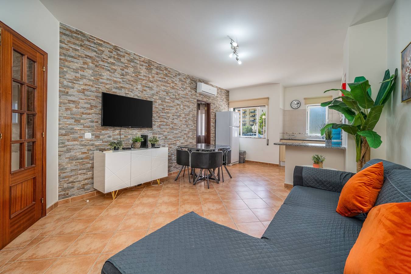 Apartamento inteiro, Apartamento 'Paraíso Beira-Mar' com Piscina Partilhada, Wi-Fi e Ar Condicionado in Praia da Rocha, Portimão