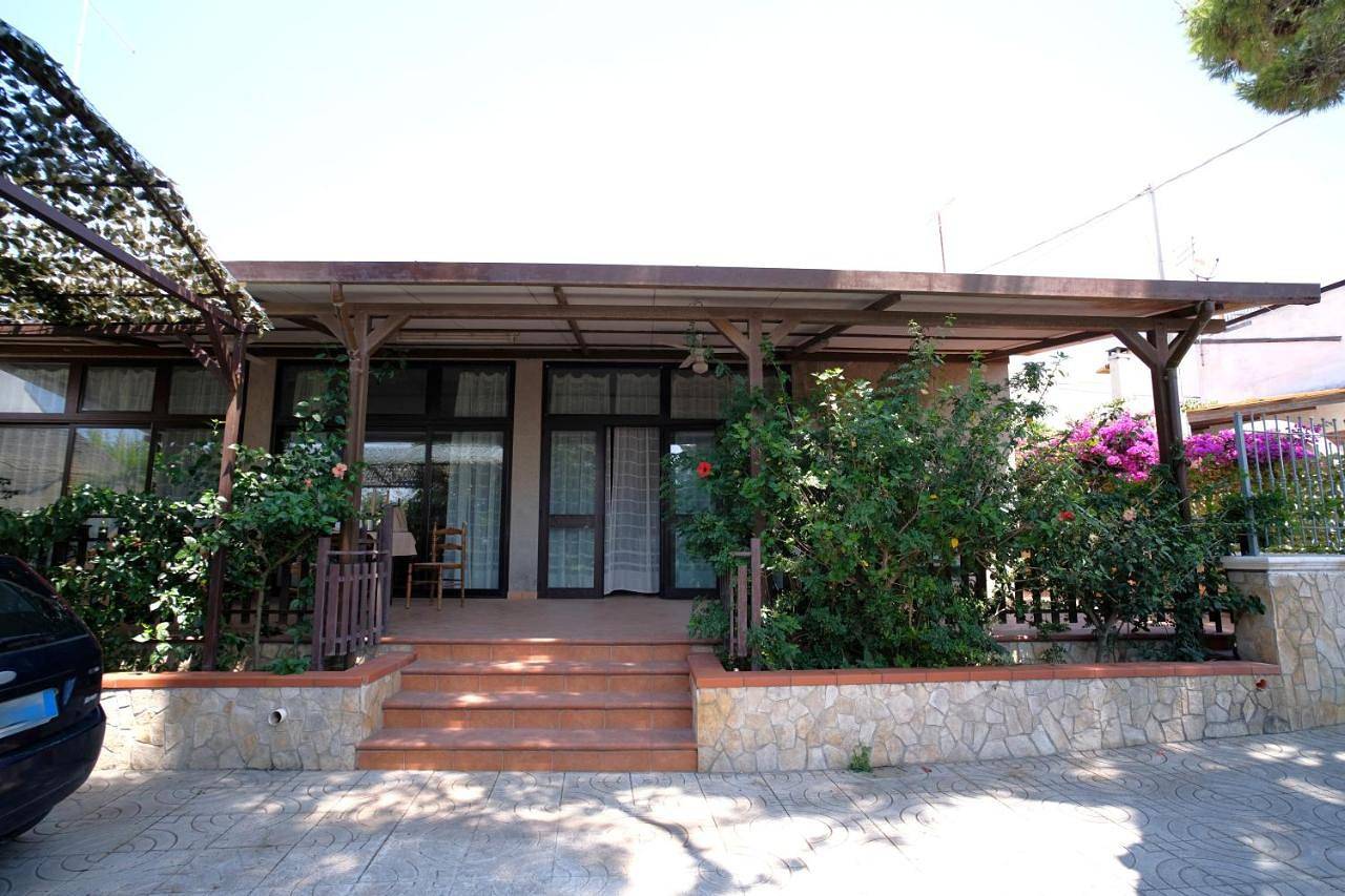 Villa With Garden & Sea View, 200m from the beach in Leporano, Golfo di Taranto