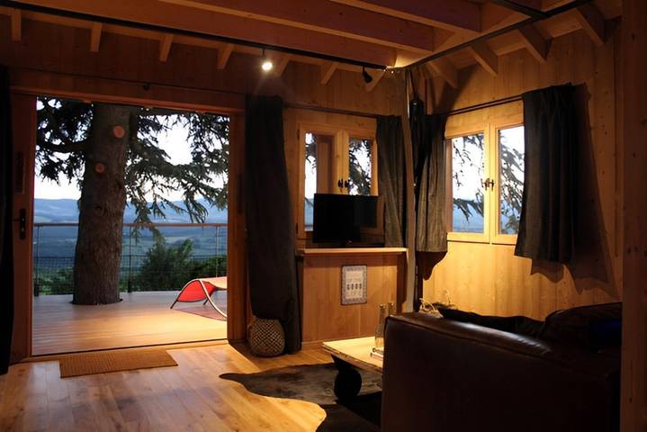 Cabane dans les arbres pour 4 personnes, avec piscine et jardin ainsi que sauna et jacuzzi dans Auvergne-Rhône-Alpes - 2