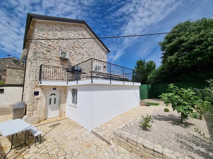Ferienwohnung für 6 Personen, mit Balkon und Terrasse sowie Garten und Pool