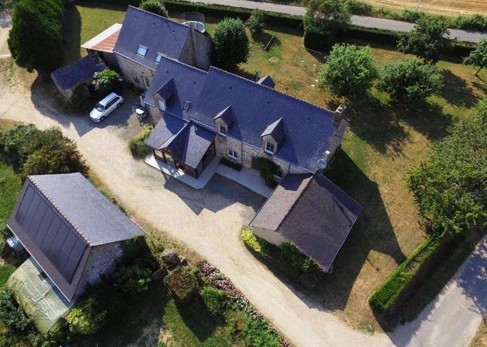 Location de vacances pour 8 personnes, avec jardin et piscine ainsi que jacuzzi et bassin pour enfant, adapté aux familles à Hambers