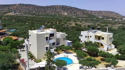 Gîte pour 3 personnes, avec vue sur le lac et jardin ainsi que vue et piscine, animaux acceptés dans Milatos Beach