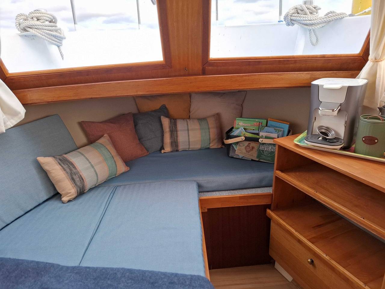Hausboot 'Helena' mit Blick auf den See in Wesenberg, Mecklenburg-Strelitz