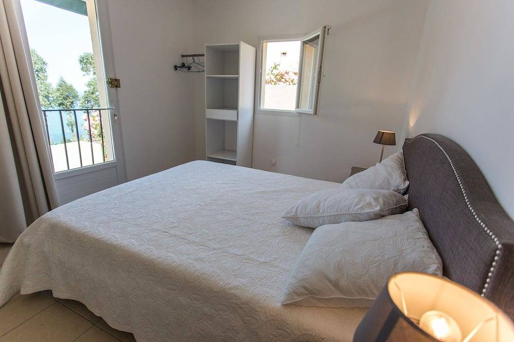 Entire apartment, New Apartment With Magnificent View Of Saint Florent Bay in Saint-Florent, Calvi region