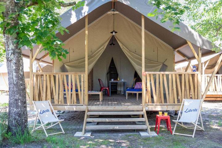 Camping pour 4 personnes, avec terrasse, animaux acceptés