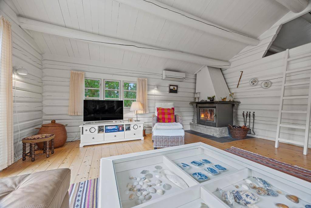Hygge vor dem Holzofen im Haus mit Gras auf dem Dach in Blavand, Varde