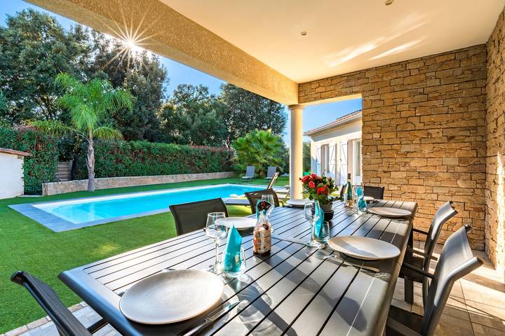 Maison de vacances pour 9 personnes, avec terrasse ainsi que piscine et jardin