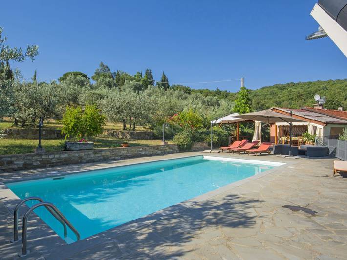 Location de vacances pour 7 personnes, avec piscine et terrasse ainsi que jardin et vue à Pieve A Presciano