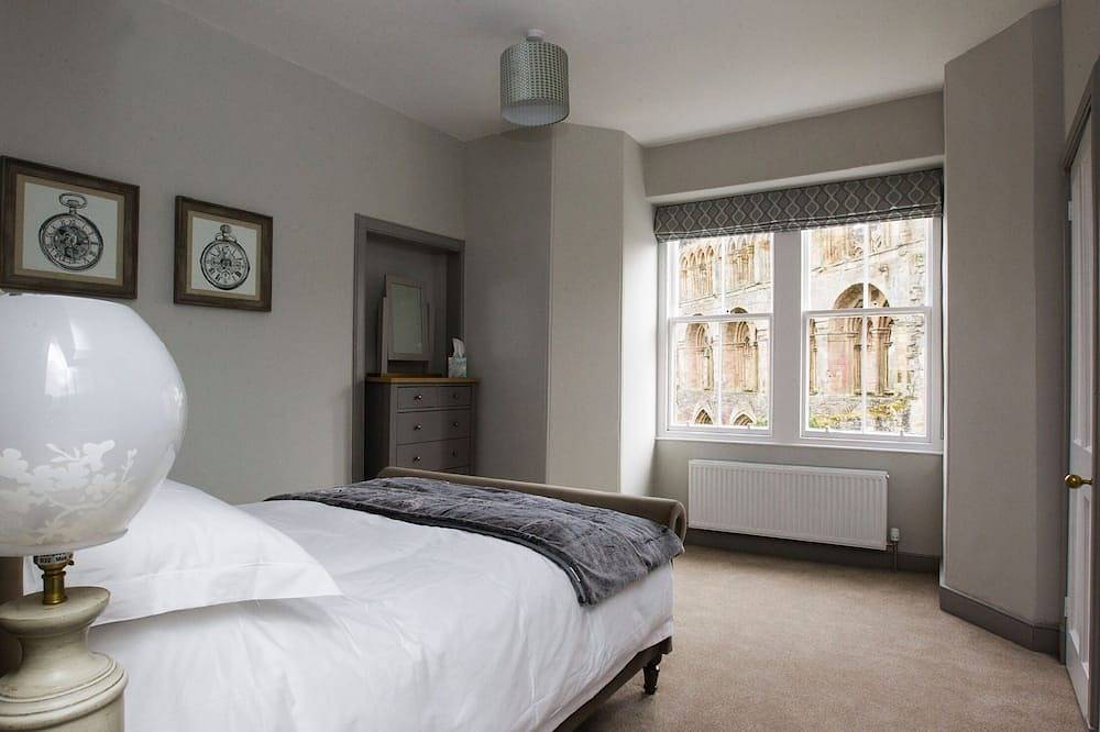 Abbey House, charming traditional historic house. Spectacular views of the Abbey in Jedburgh, Scottish Borders