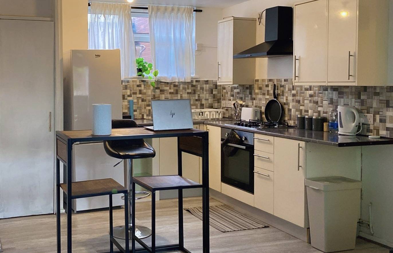 Entire holiday apartment, Apartment - Sleeps 2 & Free Parking in Birmingham, Birmingham Area