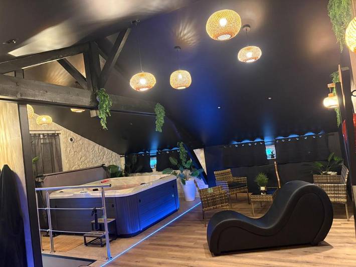 Hôtel pour 2 personnes, avec Balcon ainsi que Jacuzzi et Vue à Laplume