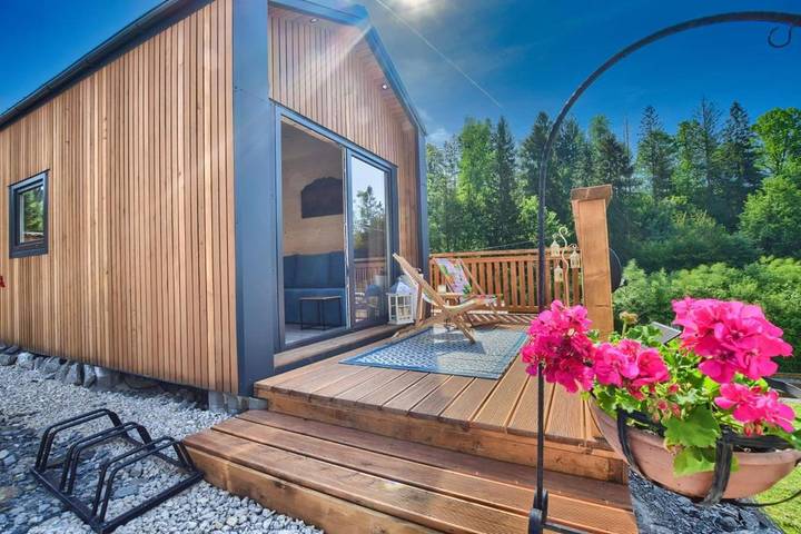 Ferienhaus für 4 Personen, mit Balkon und Whirlpool sowie Terrasse und Garten