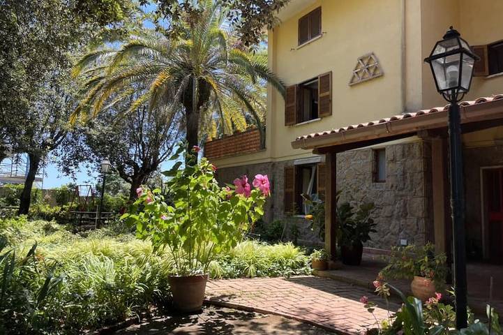 Villa immersa nel verde al mare vicino Roma in Nettuno, Provincia di Roma