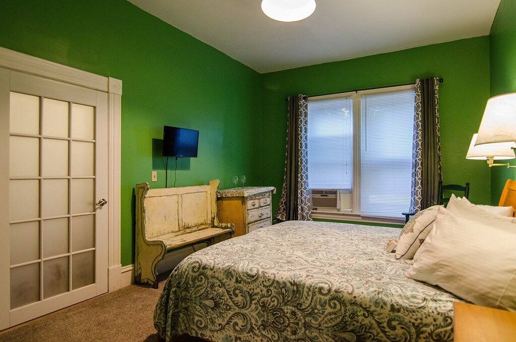 Bed And Breakfast for 2 Guests in Shelburne, Lake Champlain