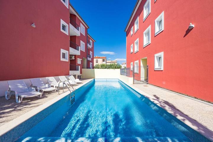 Ferienwohnung für 7 Personen, mit Pool und Balkon - 1