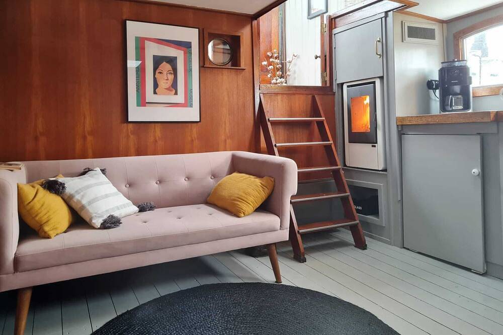 Charmante kapiteinshut op historisch schip De Hoop Amsterdam in Amsterdam Oost, Nederlandse kust
