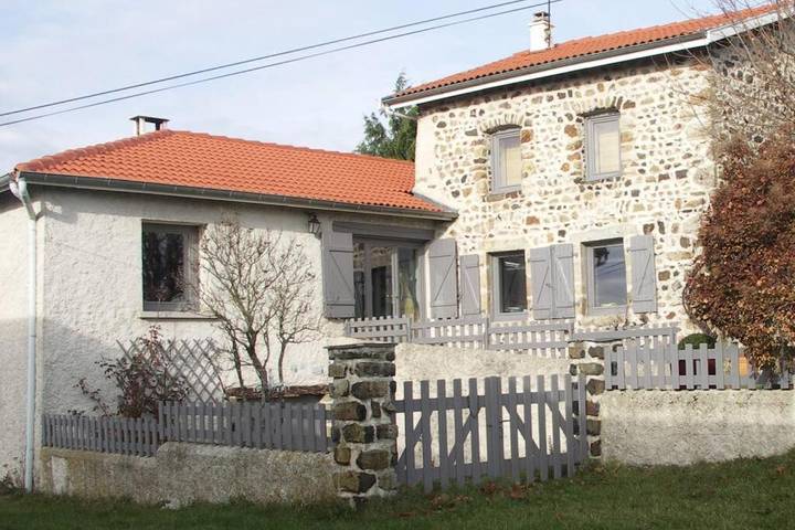Location de vacances pour 8 personnes, avec vue ainsi que jardin et terrasse à Saint-Pierre-du-Champ