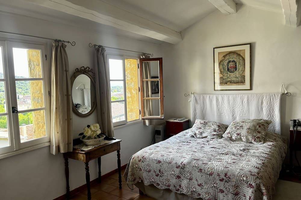 Caracteristisches Familien Haus im Herzen eines alten provencalischen Dorfes in Nyons, Nyons und Umgebung