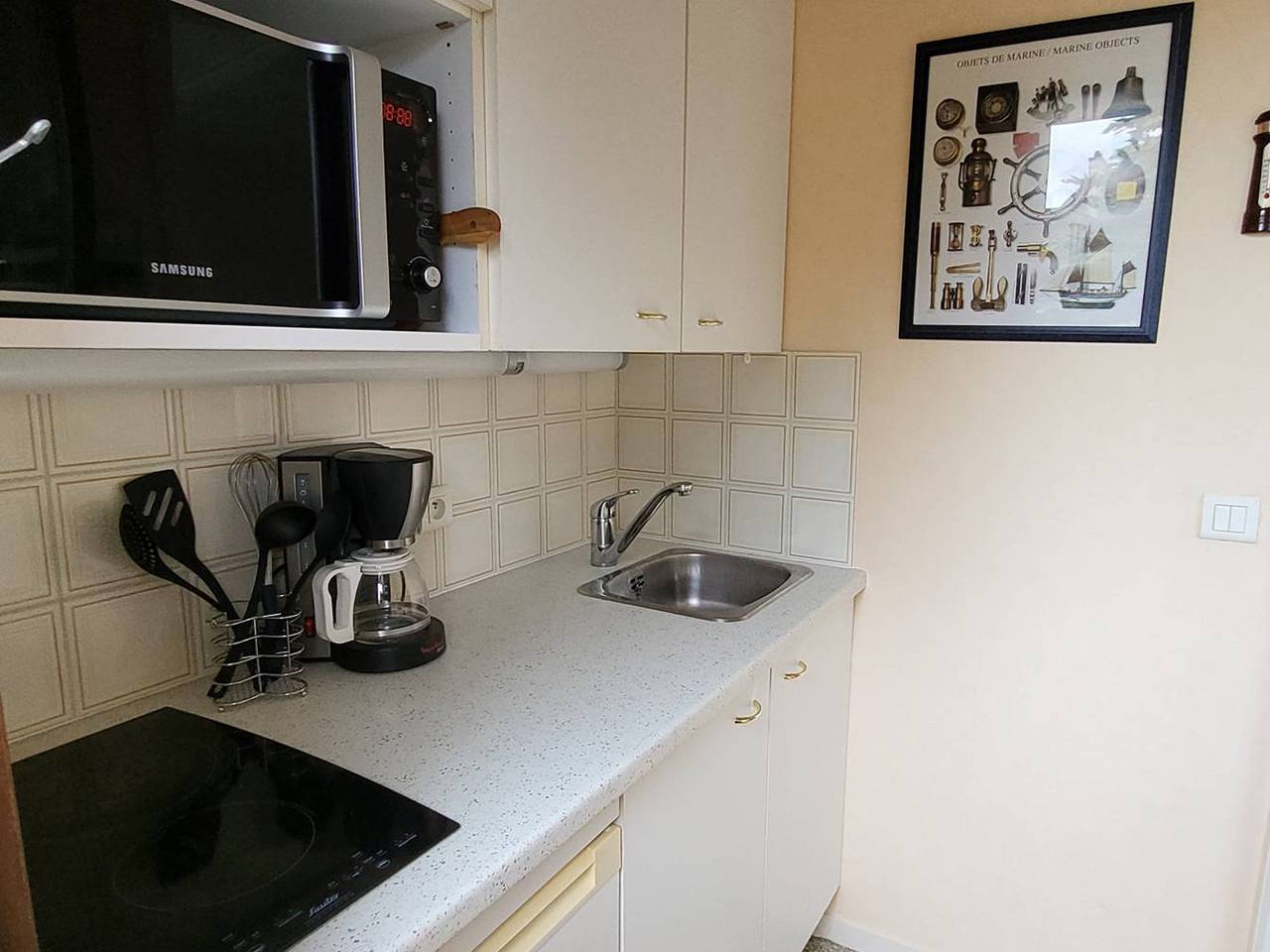 Estudio entero, Estudio en Merville-Franceville con balcón, a 1 min de la playa e incluye parking privado y dos bicicletas in Merville-Franceville-Plage, Región de Caen